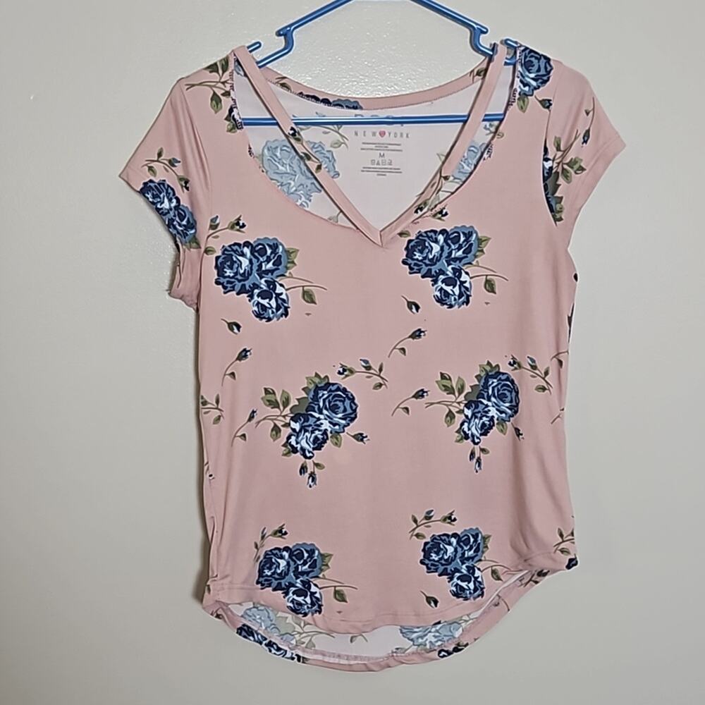Poof Pink Floral Short Sleeve Cutout Neck Top Sz Medium - Picture 2 of 9